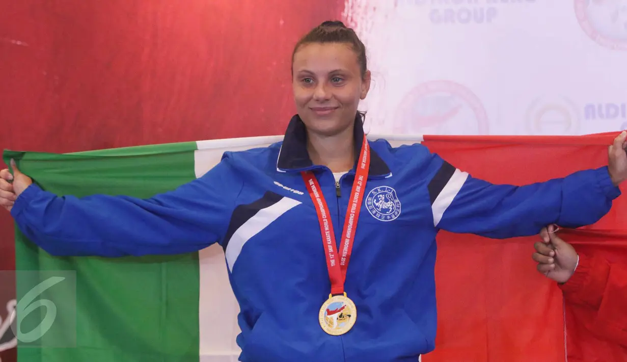 Atlet karate wanita negara Italia memegang bandera pada acara pembukaan Kejuaraan Dunia Shotokan Karate-Do International Federation (SKIF) 2016 di JIExpo Kemayoran Jakarta, Sabtu (27/8). (Liputan6.com/Immanuel Antonius)