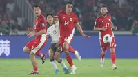 Pemain Timnas Indonesia,&nbsp;Joey Pelupessy (14), Thom Jan Haye (kiri), dan Calvin Verdonk (kanan) berebut bola dengan&nbsp;pemain China, Cao Yongjing, dalam laga Kualifikasi Piala Dunia 2026 zona Asia di Stadion Utama Gelora Bung Karno (SUGBK) Senayan, Jakarta, Kamis (5/6/2025). (Bola.com/M. Iqbal Ichsan)