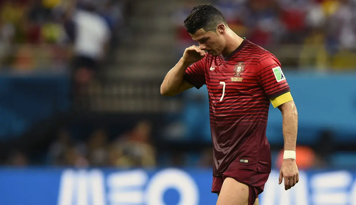 Cristiano Ronaldo hanya tertunduk setelah Jermaine Jones (AS) mampu menyamakan kedudukan di menit ke 64 saat kedua tim berlaga di penyisihan Piala Dunia 2014 Grup G di Stadion Amazonia, Brasil, (23/6/2014). (REUTERS/Dylan Martinez)