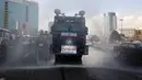 Kendaraan Water Canon kepolisian menyempotkan desinfektan untuk mensterilkan jalan-jalan di Teheran, Iran pada 1 Maret 2020. Sejauh ini, Iran mencatat ada 1.501 kasus virus Corona dengan 66 korban meninggal. (AP Photo/Vahid Salemi)
