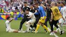 Selebrasi bek Timnas Slovenia, Erik Janza (kiri) setelah mencetak gol penyeimbang 1-1 ke gawang Timnas Denmark pada laga Grup C Euro 2024 di MHPArena, Stuttgart, Jerman, Minggu (16/6/2024). (AP Photo/Matthias Schrader)