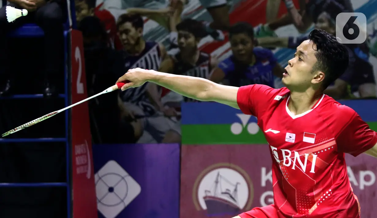 Pebulu tangkis tunggal putra Indonesia, Anthony Sinisuka Ginting saat bertanding melawan Sitthikom Thammasin (Thailand) pada babak 16 besar Indonesia Masters 2022 di Istora Senayan, Jakarta, Kamis (9/6/2022). Anthony Sinisuka Ginting unggul dan melaju ke babak berikutnya. (Liputan6.com/Helmi Fithriansyah)