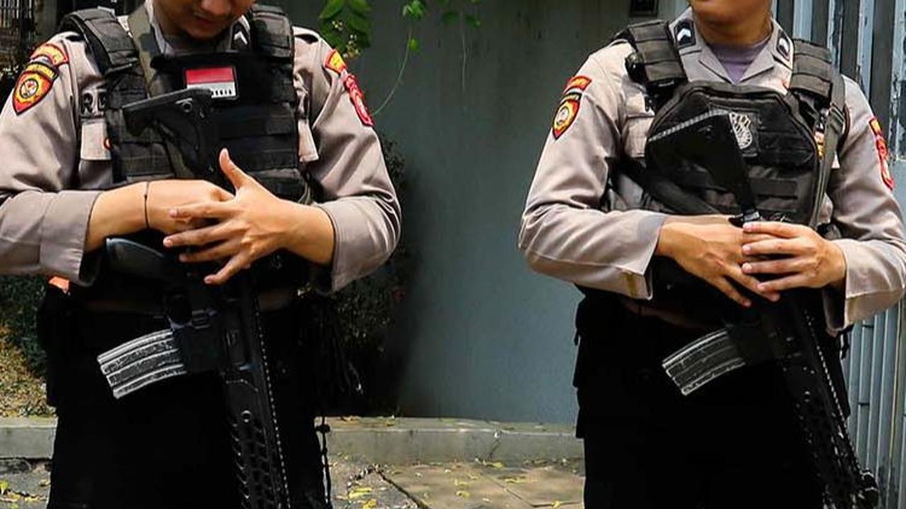 Penggeledahan rumah Firli Bahuri ini mendapatkan pengawalan ketat aparat kepolisian dengan senjata larasa panjang dan rompi antipeluru.