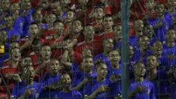 Para anggota TNI yang berasal dari berbagai kesatauan itu tak hanya bernyanyi, mereka juga menampilkan berbagai koreografi menarik. (Bola.com/Vitalis Yogi Trisna)