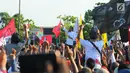 Capres 01 Joko Widodo mengacungkan jari saat kampanye terbuka di Indramayu, Jawa Barat, Jumat (5/4). Dalam sambutannya Jokowi berjanji menjaga Indramayu sebagai lumbung padi nasional. (Liputan6.com/Angga Yuniar)