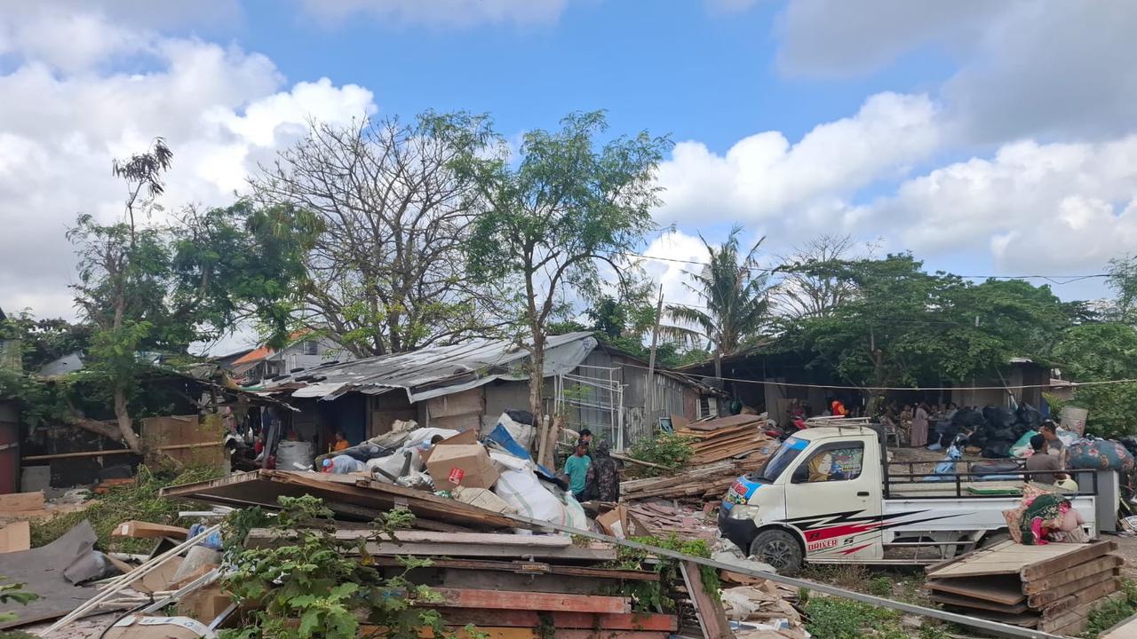 Polisi memantau pemadaman kebakaran gudang rongsokan di Jalan Nakula, Gang Jatayu, Banjar Mergaya, Desa Pemecutan Klod, Kecamatan Denpasar Barat, Kota Denpasar, Bali, (doukumen Humas Polresta Denpasar).
