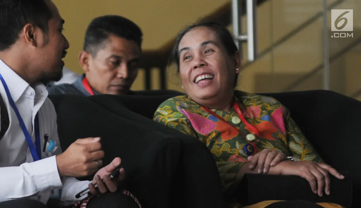 Irjen Kemenkeu Sumiyati menunggu giliran panggilan oleh penyidik di Gedung KPK, Jakarta, Senin (26/8/2019). Sumiyati diperiksa sebagai saksi untuk tersangka selaku PPK Istadi Prahastanto.  (merdeka.com/Dwi Narwoko)