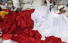 FOTO: Menjahit Bendera Merah Putih Sepanjang 2 Kilometer Sambut HUT RI ke-80