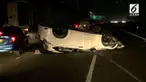Sebuah mobil jenis SUV terguling di tol Jakarta-Tangerang. Diduga pengemudinya kaget karena disalib truk secara tiba-tiba