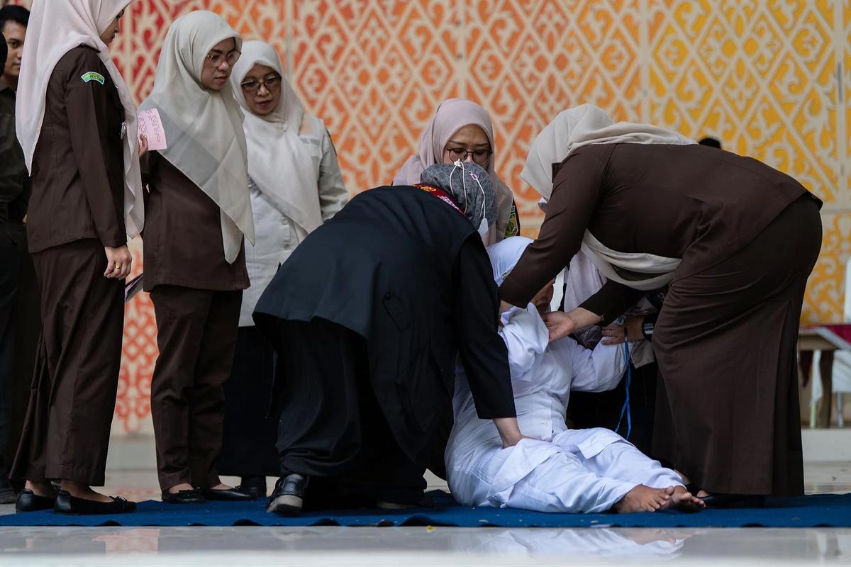 FOTO: Siaran Langsung di TikTok Berujung Hukuman Cambuk