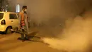 Petugas kesehatan Pakistan melakukan pengasapan untuk membunuh nyamuk dalam upaya mencegah wabah demam berdarah, di Peshawar, Pakistan, Jumat (23/9/2022). Pakistan telah mengerahkan ribuan dokter dan paramedis tambahan di provinsi yang paling parah dilanda banjir di negara itu untuk menahan penyebaran penyakit yang telah menewaskan lebih dari 300 orang di antara para korban banjir, kata para pejabat. (AP Photo/Muhammad Sajjad)