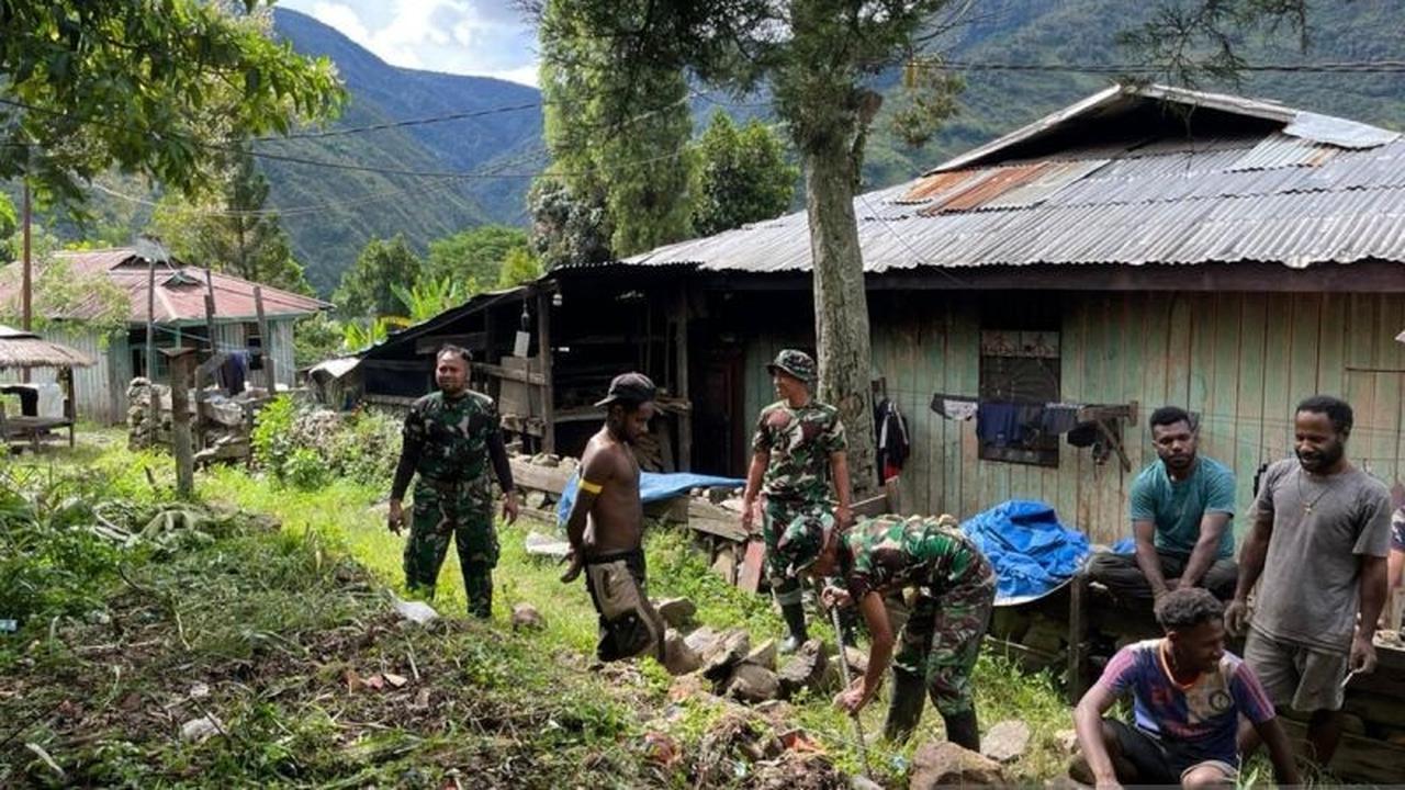 Prajurit Satgas Yonif 511/DY Perkuat Kemanunggalan TNI Papua Lewat Karya Bakti di Kanggime