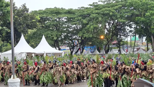 Sebanyak 1.500 penari yang terdiri dari siswa-siswi SMP dan SMA se-Kabupaten Lampung Selatan berhasil memecahkan Rekor MURI lewat penampilan kolosal Tari Tuping 12 Wajah, di Lapangan Korpri, Kecamatan Kalianda, Minggu (16/11/2025) (Istimewa)