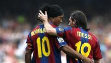 Ronaldinho (kiri) dan Lionel Messi, saat membela Barcelona. Foto ini diunggah Ronaldinho ke Instagram miliknya saat Messi sukses memecahkan rekor gol La Liga pada 11 November 2014. (Instagram ronaldinhooficial)