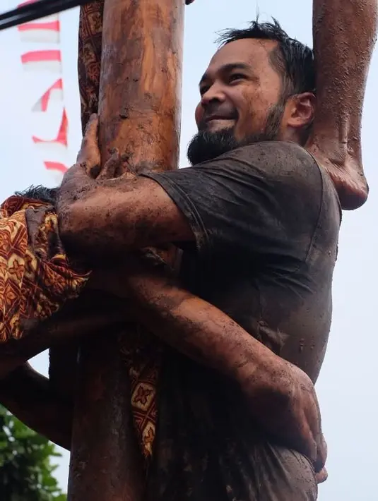 Teuku Wisnu Panjat Pinang (Instagram/teukuwisnu)