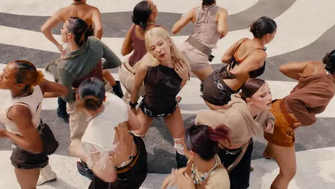 Jennie BLACKPINK rilis single terbarunya, "Mantra" (YouTube/JENNIE)