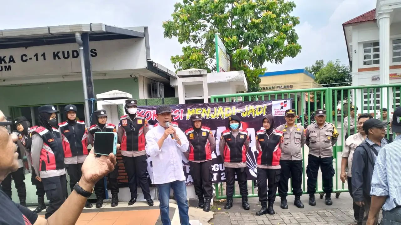 Para aktivis turun jalan berunjuk rasa mempertanyakan keseriusan pihak Kejari Kudus menangani sejumlah kasus korupsi yang terkesan jalan di tempat. (Liputan6.com/Arief Pramono)