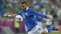 Gaya berpakaian De Rossi yang ia adopsi juga ketika membela klubnya, AS Roma ini banyak menuai tanda tanya dan memunculkan asumsi bagi penikmat sepak bola dunia. Berikut beberapa asumsi yang muncul di jagat dunia maya. (Foto: AFP/Odd Andersen)