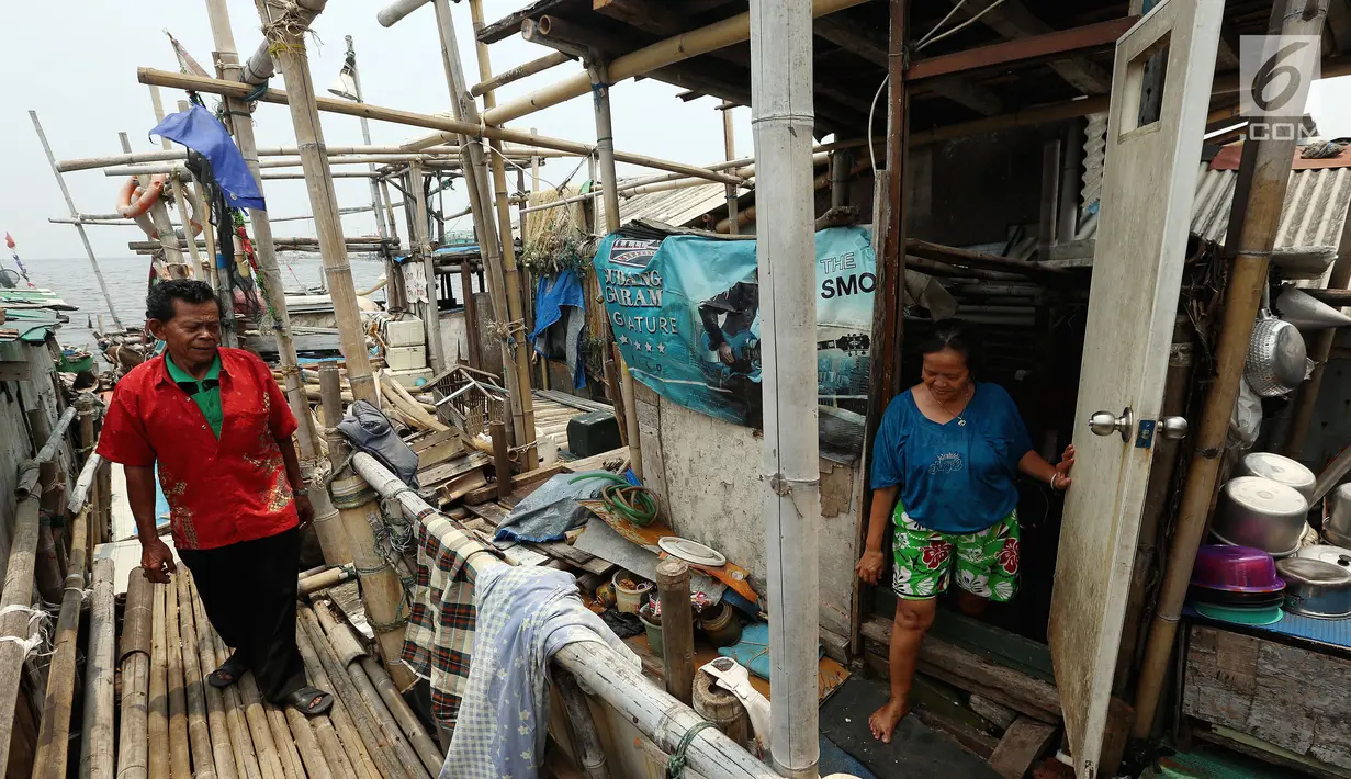 Aktifitas di kampung nelayan di Muara Angke, Jakarta, Senin (23/10). Kelompok Nelayan Tradisional (KNT) dan seluruh masyarakat pesisir di Muara Angke menolak dilanjutkannya reklamasi. (Liputan6.com/Johan Tallo)