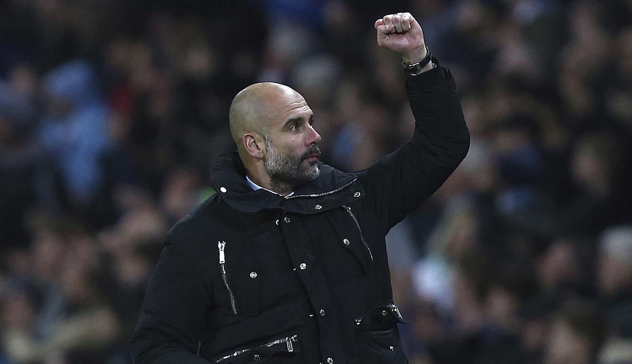 Pelatih Manchester City, Pep Guardiola merayakan kemenangan timnya atas Huddersfield Town pada Piala FA putaran kelima di Etihad stadium, Manchester, Wednesday, (1/3/2017). Man.City menang 5-1. (AP/Dave Thompson)