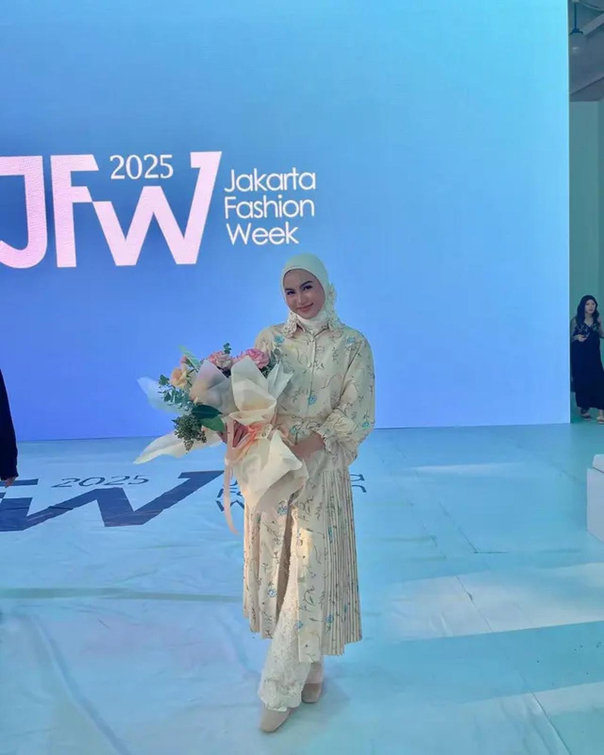 5 Potret Anggun dan Fresh Xaviera Putri dalam Busana Lokal di Jakarta Fashion Week 2025