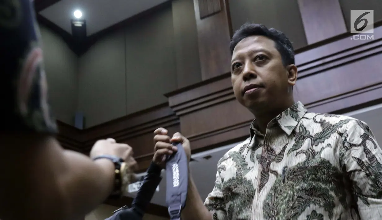 Terdakwa dugaan suap jual beli jabatan di lingkungan Kemenag, M Romahurmuziy saat jeda menjalani sidang lanjutan di Pengadilan Tipikor, Jakarta, Senin (23/9/2019). Sidang beragendakan pembacaan eksepsi yang dibacakan terdakwa dan penasehat hukum terdakwa. (Liputan6.com/Helmi Fithriansyah)