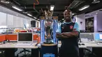 Legenda Manchester City, Shaun Wright-Phillips berpose bersama trofi Liga Inggris saat mengunjungi SCTV Tower di Senayan, Jakarta, Kamis (28/09/2023). (Bola.com/Bagaskara Lazuardi)