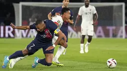 Pemain Paris Saint-Germain, Kylian Mbappe (kiri) mengeram kesakitan saat berebut bola dengan pemain Nice, Sofiane Diop pada laga lanjutan Ligue 1 2023/2024 di Parc des Princes, Paris, Prancis, Sabtu (16/09/2023). (AP Photo/Michel Euler)