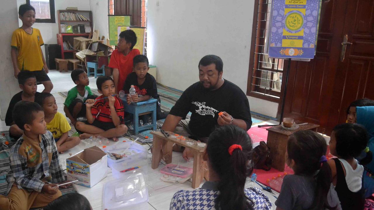 Para Pemuda Kikis Ancaman Putus Sekolah Lewat Kampung Sinau