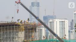 Pekerja menyelesaikan proyek pembangunan Light Rail Transit (LRT) Jabodebek di ruas Jalan Rasuna Said, Jakarta, Jumat (7/8/2020). PT Adhi Karya akan memprioritaskan pengerjaan proyek infrastruktur berlabel proyek strategis nasional (PSN) di tengah pandemi COVID-19. (Liputan6.com/Fery Pradolo)