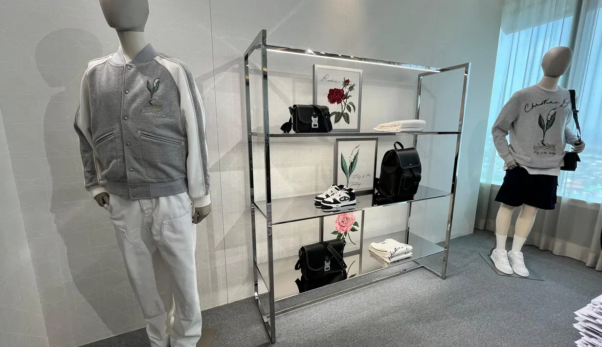 Tak hanya koleksi untuk wanita, hadir juga koleksi untuk pria di ruangan spesial karya Kim Jones. Material yang kini diolah lebih eco friendly, hadir dalam bentuk tas The Emblematic Dior Oblique motif. terlihat juga material dengan teknik embossed yang unik bernama Dior Gravity. [Foto: Fimela.com]