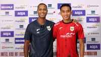 Pelatih Timnas Indonesia, Patrick Kluivert dan Rizky Ridho berfoto bersama setelah konferensi pers menjelang FIFA Matchday melawan Chinese Taipei di Stadion Gelora Bung Tomo, Surabaya, Kamis (04/09/2025). (Bola.com/Abdul Aziz)