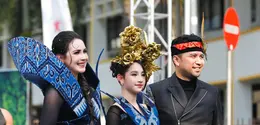 Arumi Bachsin tampil bernuansa Elsa di JFC 2026 dengan corset batik dan detail couture. Putrinya, Lakeisha, serasi dalam kostum tenun berpalet hitam-biru. (@arumibachsin_94)