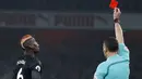 Wasit Andre Marriner memberikan kartu merah untuk Paul Pogba saat laga Manchester United melawan Arsenal pada lanjutan Premier League di Emirates Stadium, London, (2/12/2017). MU kandaskan Arsenal 3-1. (AFP/ IKIMAGES/Ian Kington)