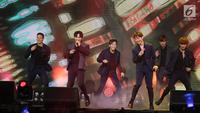 Penampilan Boy Band Korea Selatan BTOB, dalam konser bertajuk "BTOB in Jakarta 2018" di Jakarta, Jumat (21/09). Boy Band Korea Selatan BTOB membawakan 12 lagu salah satunya the feeling, movie dan someday.(Liputan6.com/ Herman Zakharia).