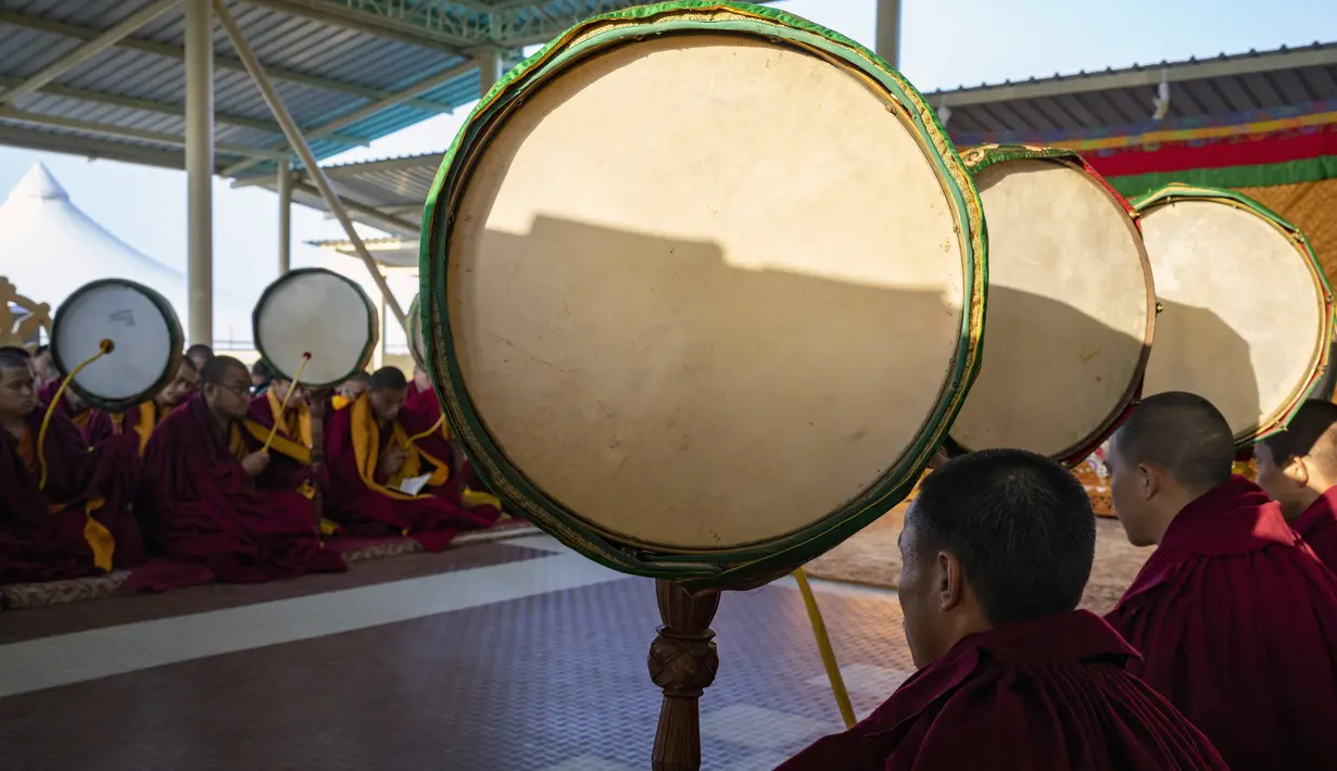 Biksu Buddha Tibet di pengasingan dengan genderang upacara berpartisipasi dalam sesi doa pagi untuk menyambut Tahun Kelinci Air di Dharamshala, India, Selasa (21/2/2023). Tahun Kelinci Air berakhir pada 9 Februari 2024 dan tahun Naga Kayu dimulai keesokan harinya pada 10 Februari 2024. (AP Photo/Ashwini Bhatia)