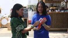 Pengunjung bertransaksi dengan tap cas BNI saat pertemuan tahunan IMF-Bank Dunia Grup di Bali, Jumat (11/12). PT BNI (Persero) Tbk menerbitkan 760 Kartu Virtual Account Debit yang diberikan kepada para delegasi negara peserta. (Liputan6.com/Angga Yuniar)