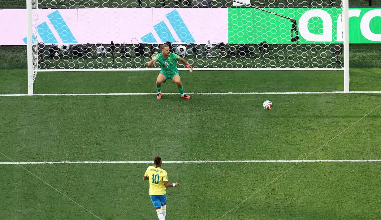 Penyerang Brasil Neymar mencetak gol pertama timnya dari titik penalti selama pertandingan sepak bola babak 16 besar Piala Dunia 2026 antara Brasil dan Norwegia di Stadion New York/New Jersey di East Rutherford, Minggu, 5 Juli 2026. (AFP/ Charly Triballeau)