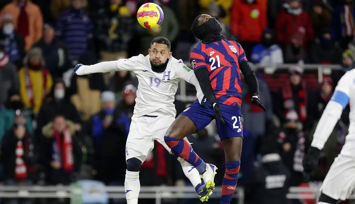 Untuk meminimalisir dinginnya suhu tersebut, pemain dari kedua tim dan wasit diizinkan mengenakan perlengkapan cuaca hangat seperti snood (penutup rambut) dan penutup wajah. (AP/Andy Clayton-King)