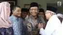 Calon wakil presiden Ma'ruf Amin disambut Mantan Ketua MK, Mahfud MD dan Putri Presiden keempat RI Abdurrahman Wahid atau Gus Dur, Yenny Wahid setibanya di kawasan Ciganjur, Jakarta,  Rabu (26/9). (Liputan6.com/Herman Zakharia)