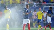 Penyerang Timnas Prancis, Kylian Mbappé, mendinginkan tubuhnya saat jeda minum (hydration break) dalam pertandingan 32 besar Piala Dunia 2026 antara Prancis melawan Swedia di New York New Jersey Stadium, East Rutherford, New Jersey, pada 30 Juni 2026. (Dan Mullan/Getty Images/AFP)
