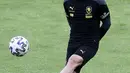 Pemain Republik Ceko Vladimir Coufal mengontrol bola saat sesi latihan di base camp mereka di Praha, Republik Ceko, Kamis (1/7/2021). Republik Ceko akan melawan Denmark pada perempat final Euro 2020. (Michal Cizek/AFP)