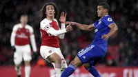 Pemain Arsenal, Matteo Guendouzi, berebut bola dengan pemain Cardiff City, Lee Peltier, pada laga Premier League di Stadion Emirates, Rabu (30/1). Arsenal menang 2-1 atas Cardiff City. (AP/Nick Potts)