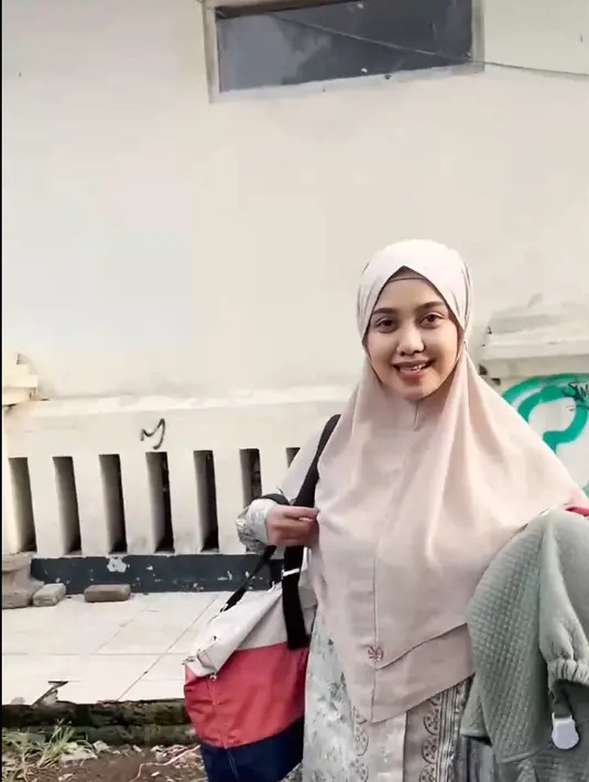 Tidak menyadari akan diberikan kejutan. Saat di parkiran, istri Awan tampak kaget karena ada mobil mewah hitam terparkir. [Instagram/awanpotret17]