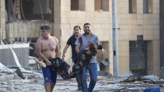 Proses evakuasi korban ledakan di Beirut, Lebanon pada Selasa 4 Agustus 2020 (AP Photo/Hassan Ammar)