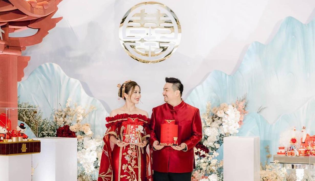 Salah satu food vlogger paling populer di Indonesia, Nex Carlos sebentar lagi akan melepas masa lajangnya. Sudah resmi melamar kekasih pada bulan Juli 2022 kemarin, pasangan ini pun terlihat semakin mesra dalam mempersiapkan pernikahannya. Dalam acara sangjit kemarin, Nex dan Vienesca pun tampil serasi dan menawan. (Liputan6.com/IG/@nexcarlos)