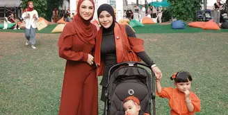 Kemudian terlihat juga Aurel Hermansyah yang tampil edgy dengan padu padan cut out outerwear warna merah, manset, dan hijab hitam. [@aurelie.hermansyah].
