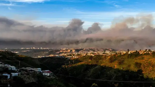 Asap menyelimuti kawasan wisata di Chile tengah, termasuk Vina del Mar dan Valparaiso, tempat kebakaran hutan mengancam ratusan rumah dan memaksa evakuasi warga, 2 Februari 2024 [Javier Torres/AFP]
