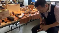 Tidak puas dengan pekerjaannya sebagai bankir, Keith Poh keliling dunia untuk belajar membuat sepatu dengan tangan.