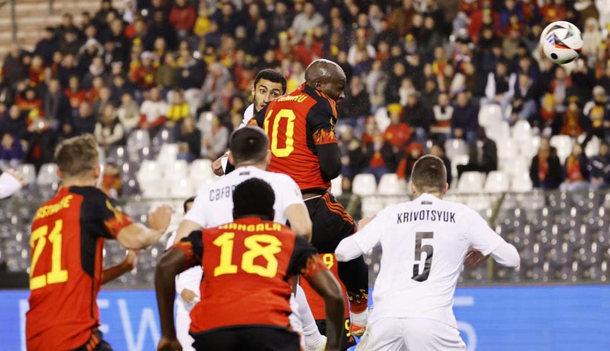 Pemain Belgia, Romelu Lukaku, mencetak gol ke gawang Azerbaijan pada laga kualifikasi Euro 2024 di Stadion King Baudouin, Senin (20/11/2023). Lukaku tampil fantastis dengan memborong empat gol. (AP Photo/Geert Vanden Wijngaert)